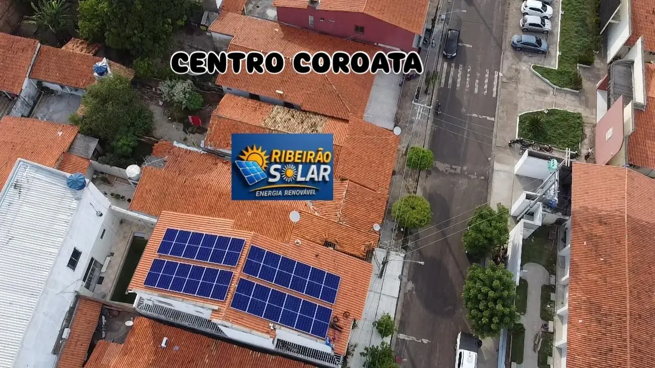 Vista aérea de painéis solares em um telhado no centro de Coroatá, Maranhão