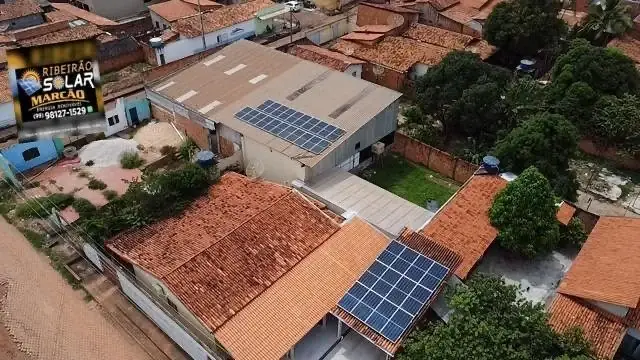 Vista aérea de painéis solares instalados sobre coberturas de imóveis