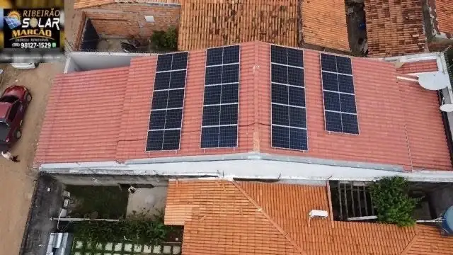 Painéis solares em telhado residencial instalados pela Ribeirão Solar