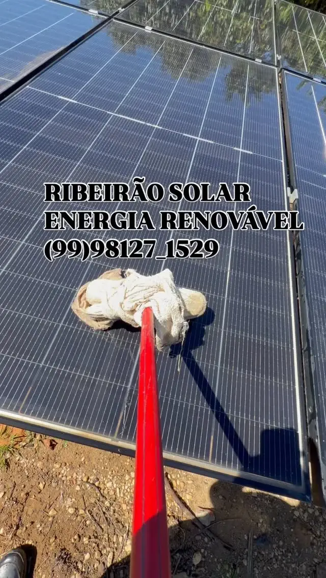 Registro da Ribeirão Solar realizando a limpeza de painéis solares